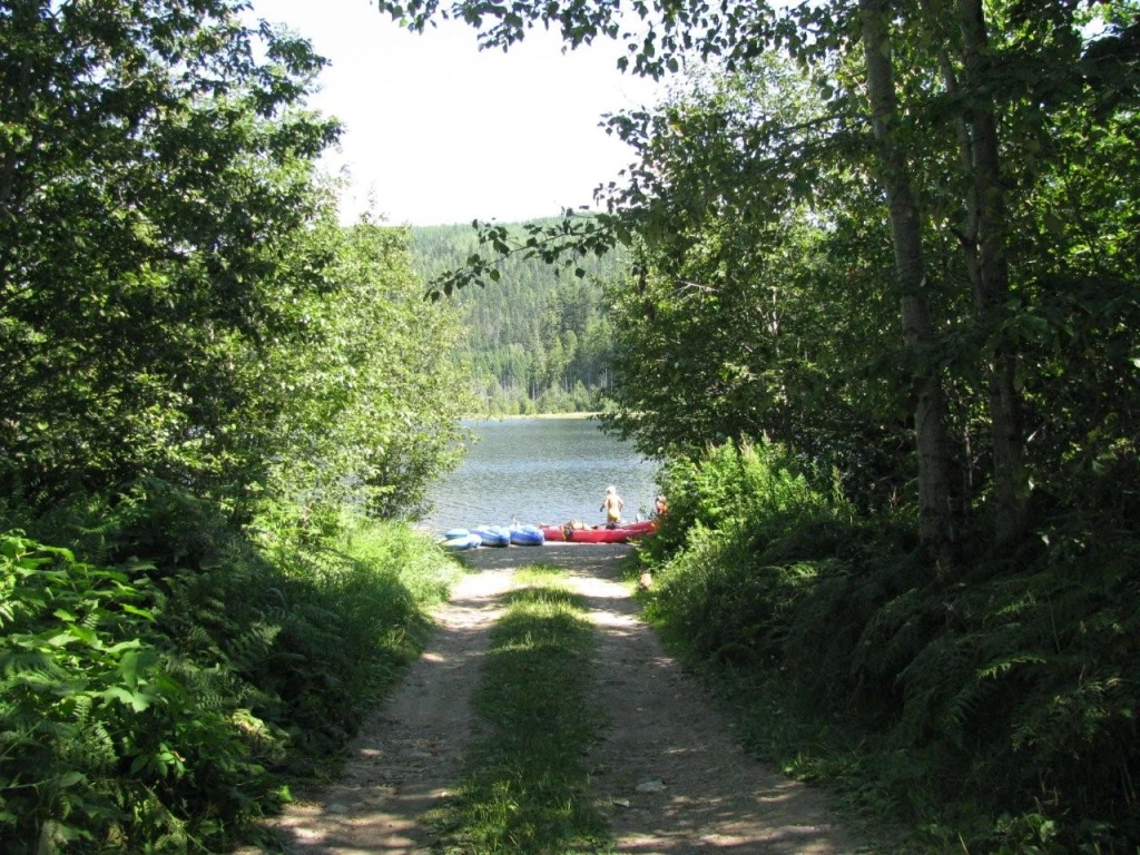 Photo: Recreation Sites and Trails BC. © Province of British Columbia, licensed under the Open Government Licence – British Columbia. Hidden Lake, photo 4