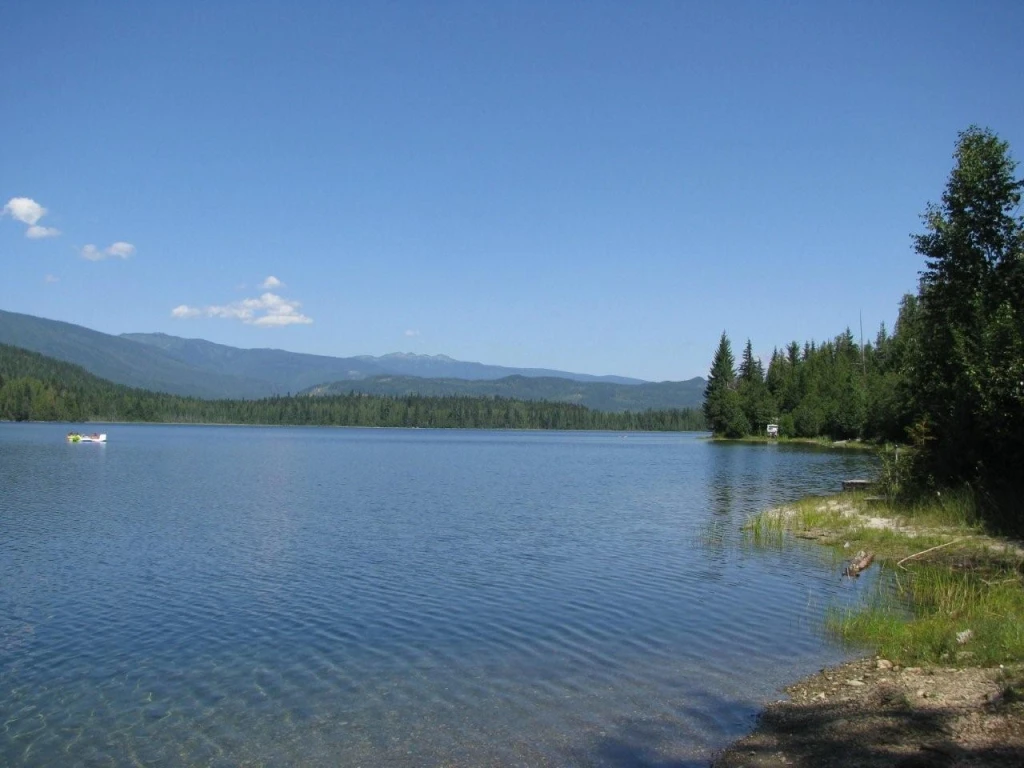 Photo: Recreation Sites and Trails BC. © Province of British Columbia, licensed under the Open Government Licence – British Columbia. Hidden Lake, photo 12