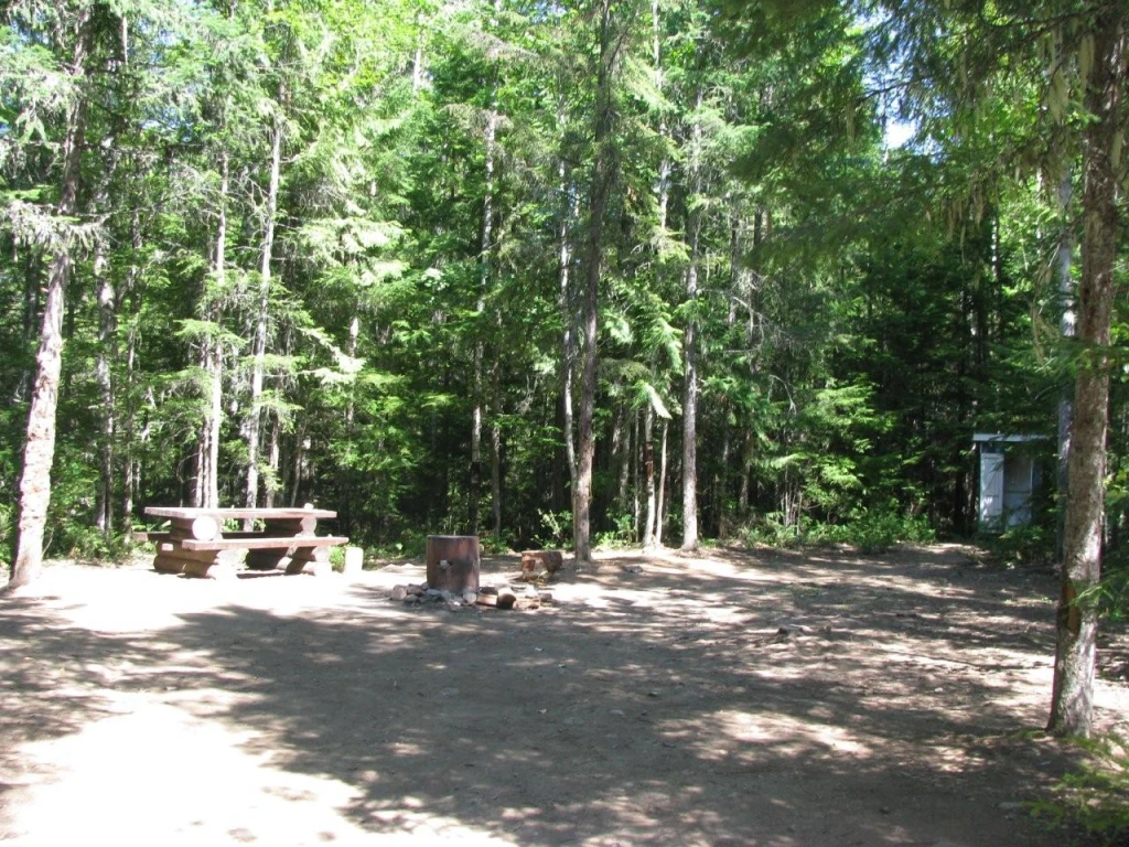 Photo: Recreation Sites and Trails BC. © Province of British Columbia, licensed under the Open Government Licence – British Columbia. Hidden Lake, photo 5