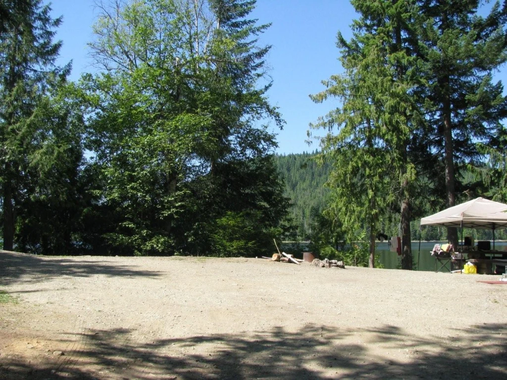 Photo: Recreation Sites and Trails BC. © Province of British Columbia, licensed under the Open Government Licence – British Columbia. Hidden Lake, photo 6