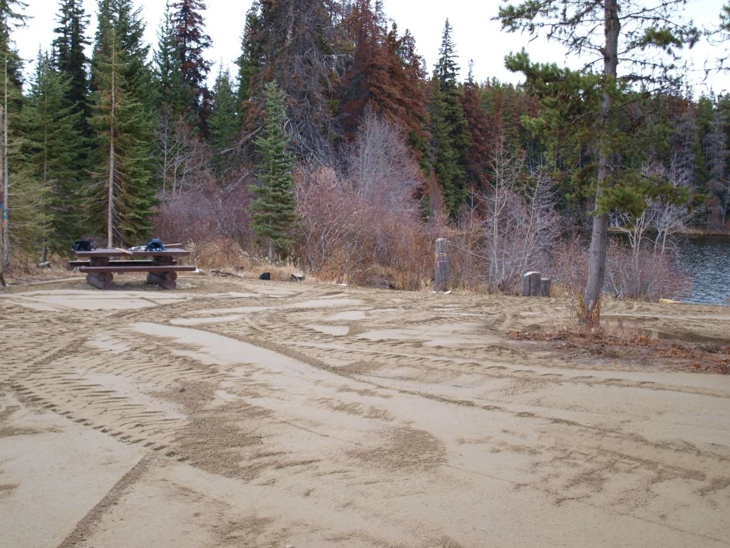 Photo: Recreation Sites and Trails BC. © Province of British Columbia, licensed under the Open Government Licence – British Columbia. Paradise Lake, photo 3