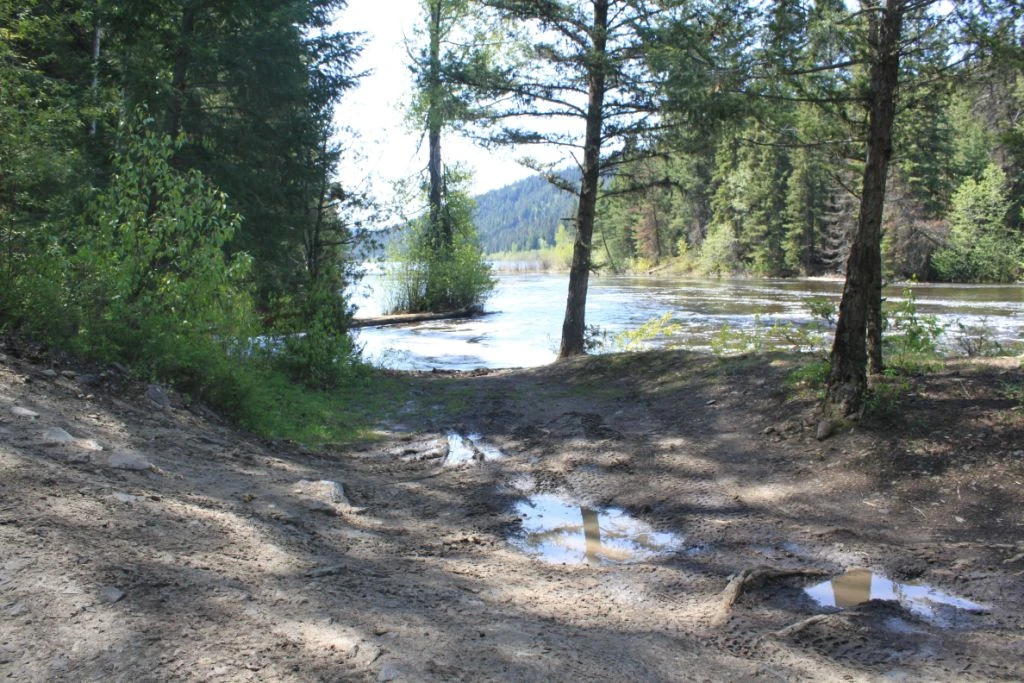 Photo: Recreation Sites and Trails BC. © Province of British Columbia, licensed under the Open Government Licence – British Columbia. Snohoosh Lake North, photo 2