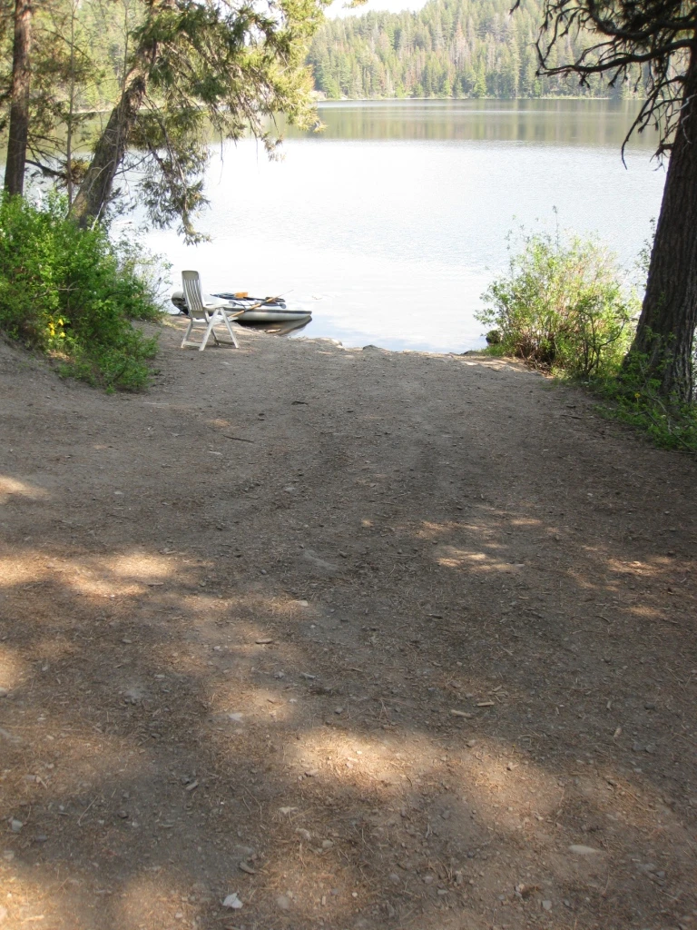 Photo: Recreation Sites and Trails BC. © Province of British Columbia, licensed under the Open Government Licence – British Columbia. Gillis Lake West, photo 2