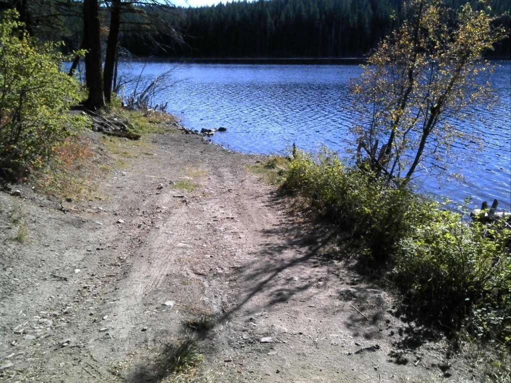Photo: Recreation Sites and Trails BC. © Province of British Columbia, licensed under the Open Government Licence – British Columbia. Jimmy Lake, photo 3