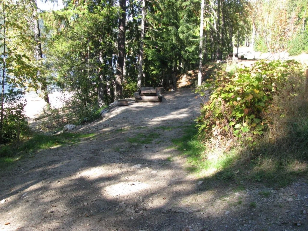 Photo: Recreation Sites and Trails BC. © Province of British Columbia, licensed under the Open Government Licence – British Columbia. Cottonwood Beach, photo 3