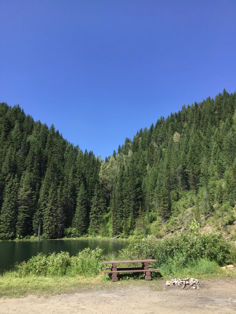 Photo: Recreation Sites and Trails BC. © Province of British Columbia, licensed under the Open Government Licence – British Columbia. Hartley Lake, photo 3
