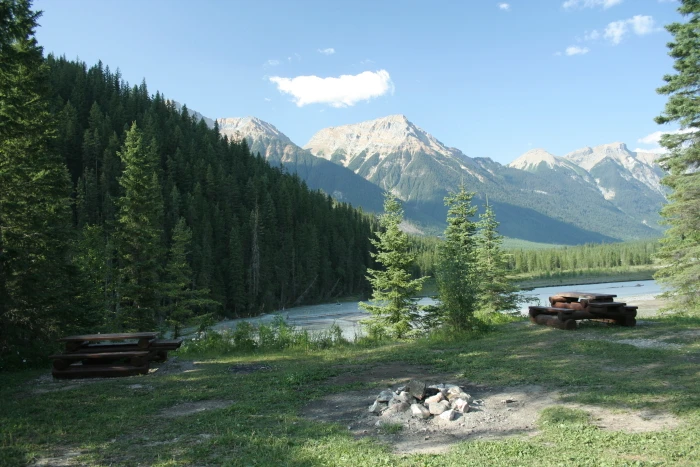 Photo: Recreation Sites and Trails BC. © Province of British Columbia, licensed under the Open Government Licence – British Columbia. Split Creek, photo 3