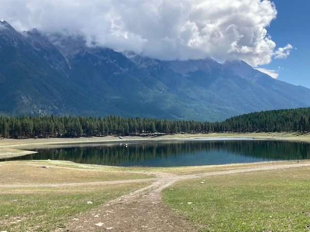 Photo: Recreation Sites and Trails BC. © Province of British Columbia, licensed under the Open Government Licence – British Columbia. Horseshoe Lake, photo 2