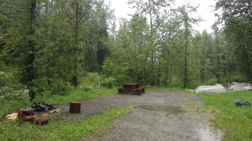 Photo: Recreation Sites and Trails BC. © Province of British Columbia, licensed under the Open Government Licence – British Columbia. Canuck Creek Site, photo 4