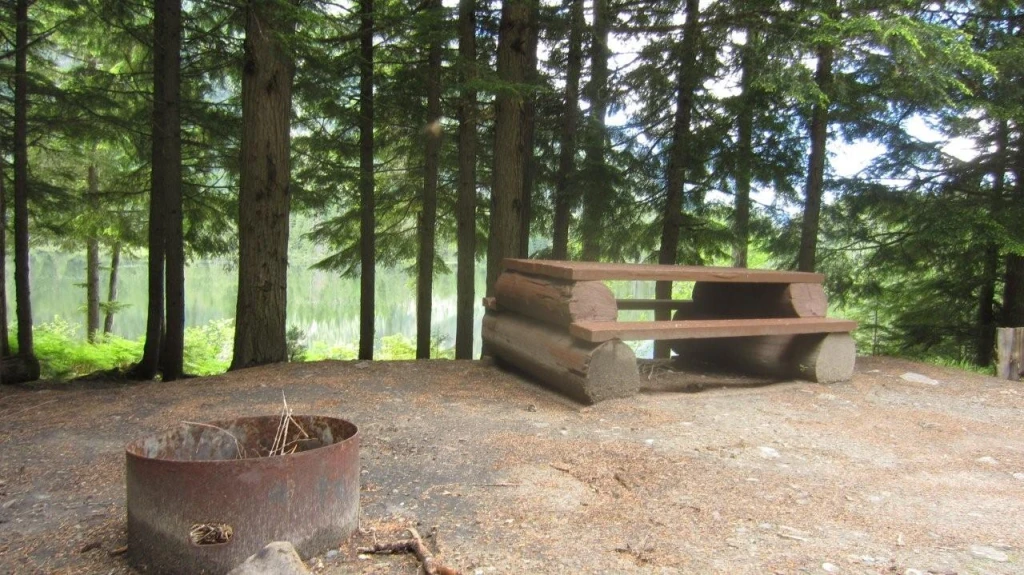 Photo: Recreation Sites and Trails BC. © Province of British Columbia, licensed under the Open Government Licence – British Columbia. Beaver Lake, photo 4