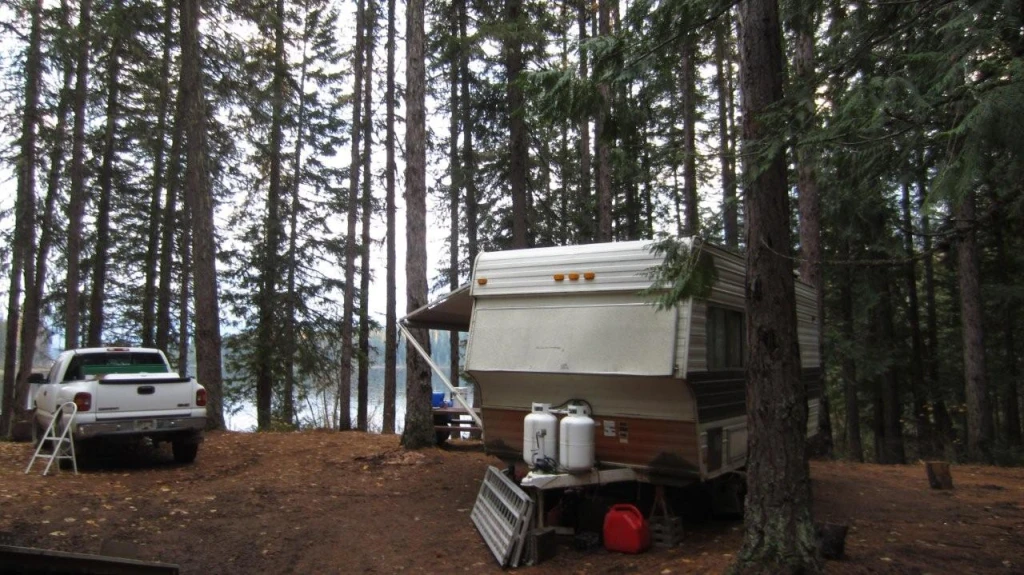 Photo: Recreation Sites and Trails BC. © Province of British Columbia, licensed under the Open Government Licence – British Columbia. Mosquito Lake, photo 4