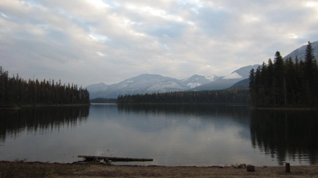 Photo: Recreation Sites and Trails BC. © Province of British Columbia, licensed under the Open Government Licence – British Columbia. Mosquito Lake, photo 2