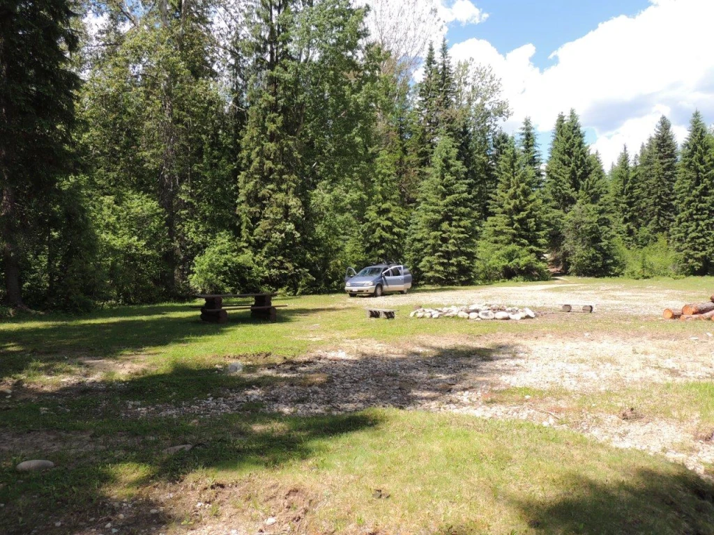 Photo: Recreation Sites and Trails BC. © Province of British Columbia, licensed under the Open Government Licence – British Columbia. Howe Creek, photo 7