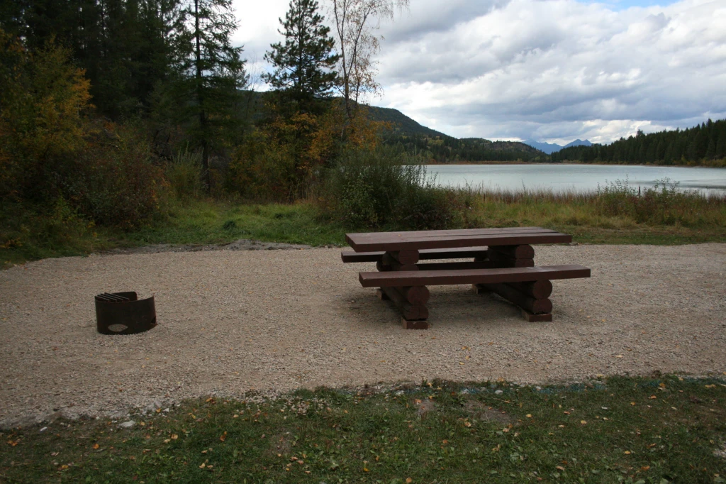 Photo: Recreation Sites and Trails BC. © Province of British Columbia, licensed under the Open Government Licence – British Columbia. Tamarack Lake, photo 3