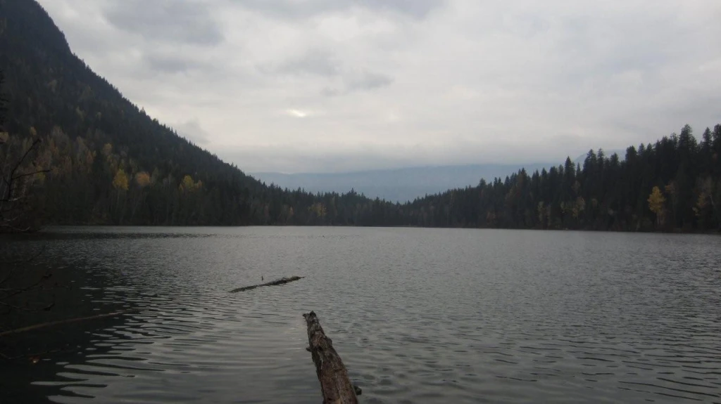 Photo: Recreation Sites and Trails BC. © Province of British Columbia, licensed under the Open Government Licence – British Columbia. Snowshoe Lake, photo 2
