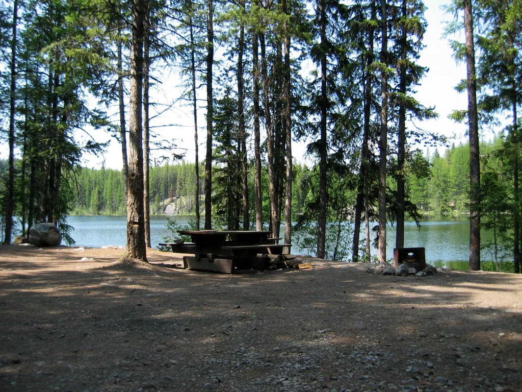 Photo: Recreation Sites and Trails BC. © Province of British Columbia, licensed under the Open Government Licence – British Columbia. Thone Lake, photo 3
