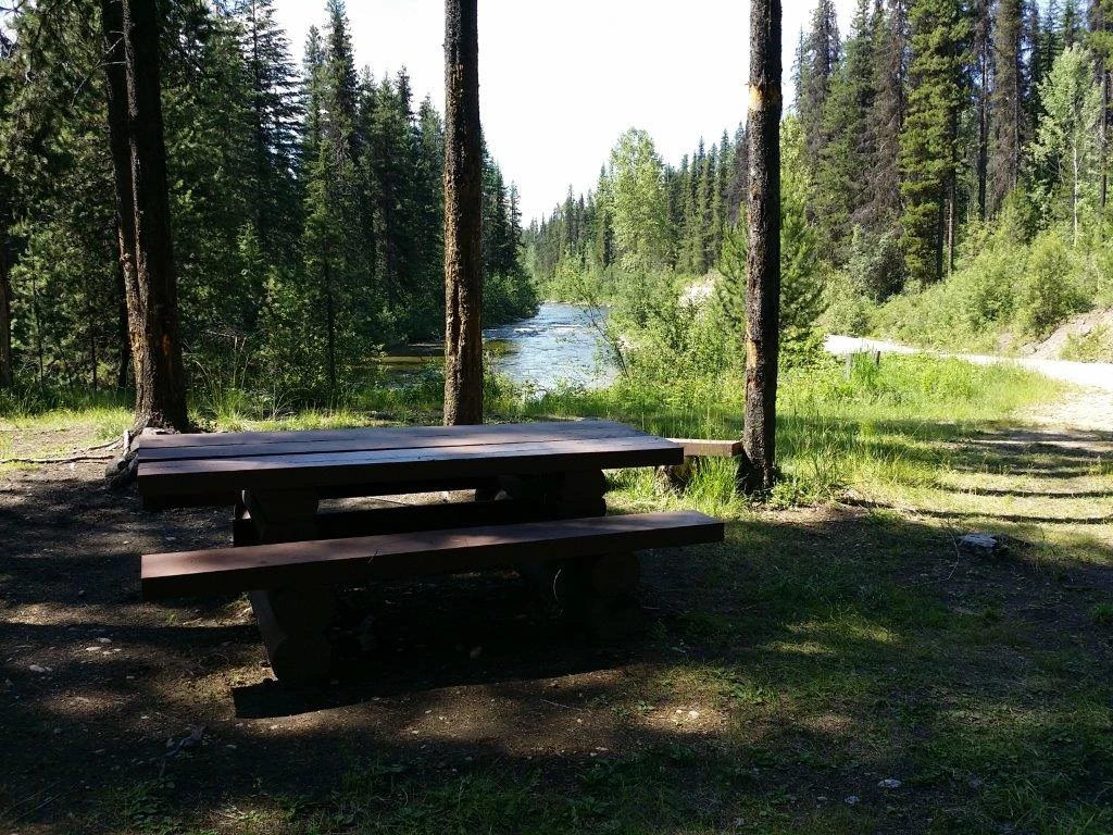 Photo: Recreation Sites and Trails BC. © Province of British Columbia, licensed under the Open Government Licence – British Columbia. Sandy Bend, photo 4