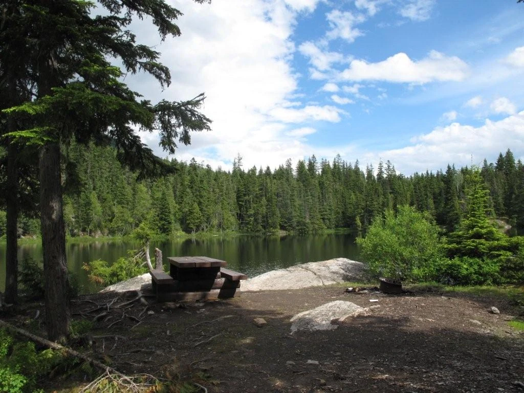 Photo: Recreation Sites and Trails BC. © Province of British Columbia, licensed under the Open Government Licence – British Columbia. Echo Lake, photo 7