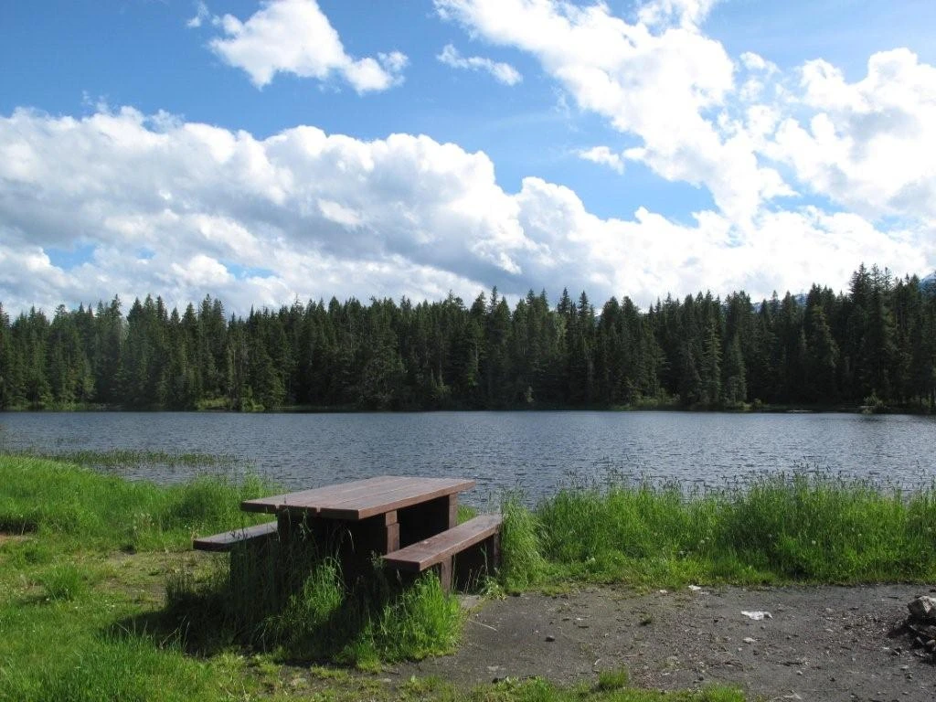 Photo: Recreation Sites and Trails BC. © Province of British Columbia, licensed under the Open Government Licence – British Columbia. Echo Lake, photo 8