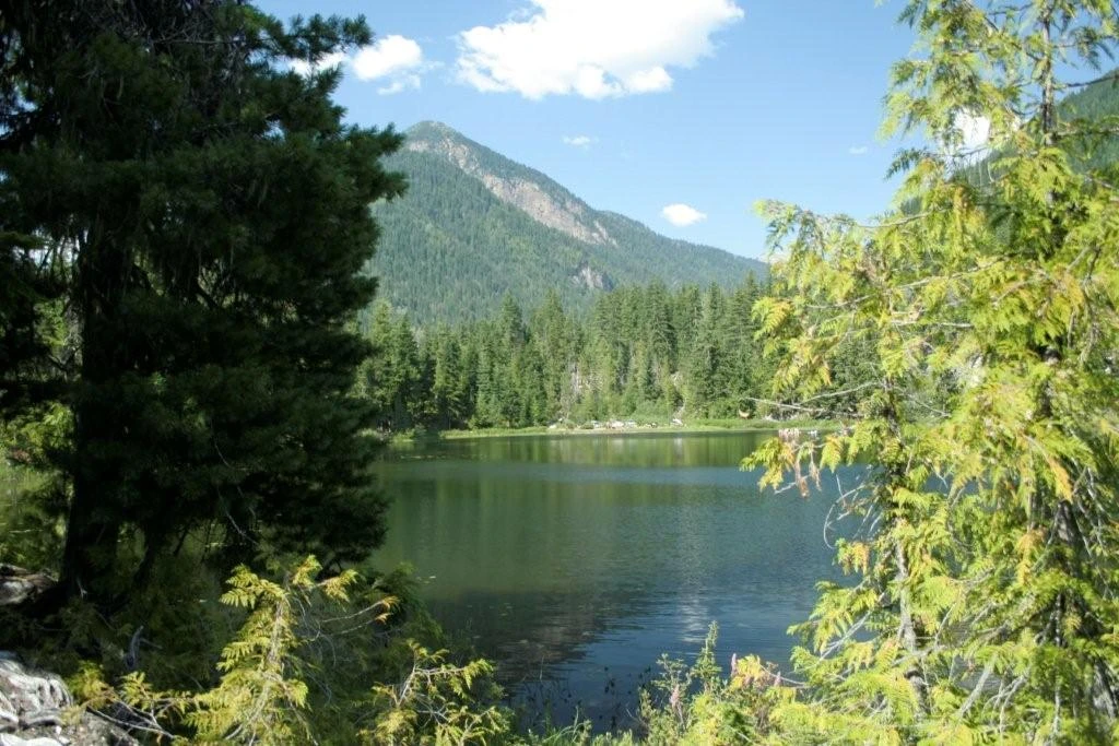 Photo: Recreation Sites and Trails BC. © Province of British Columbia, licensed under the Open Government Licence – British Columbia. Echo Lake, photo 3