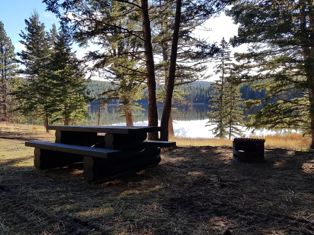 Photo: Recreation Sites and Trails BC. © Province of British Columbia, licensed under the Open Government Licence – British Columbia. Beautiful Lake, photo 2