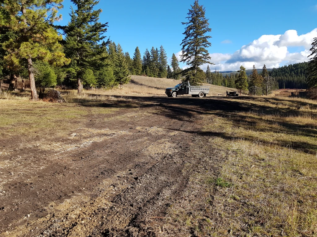 Photo: Recreation Sites and Trails BC. © Province of British Columbia, licensed under the Open Government Licence – British Columbia. Beautiful Lake, photo 3