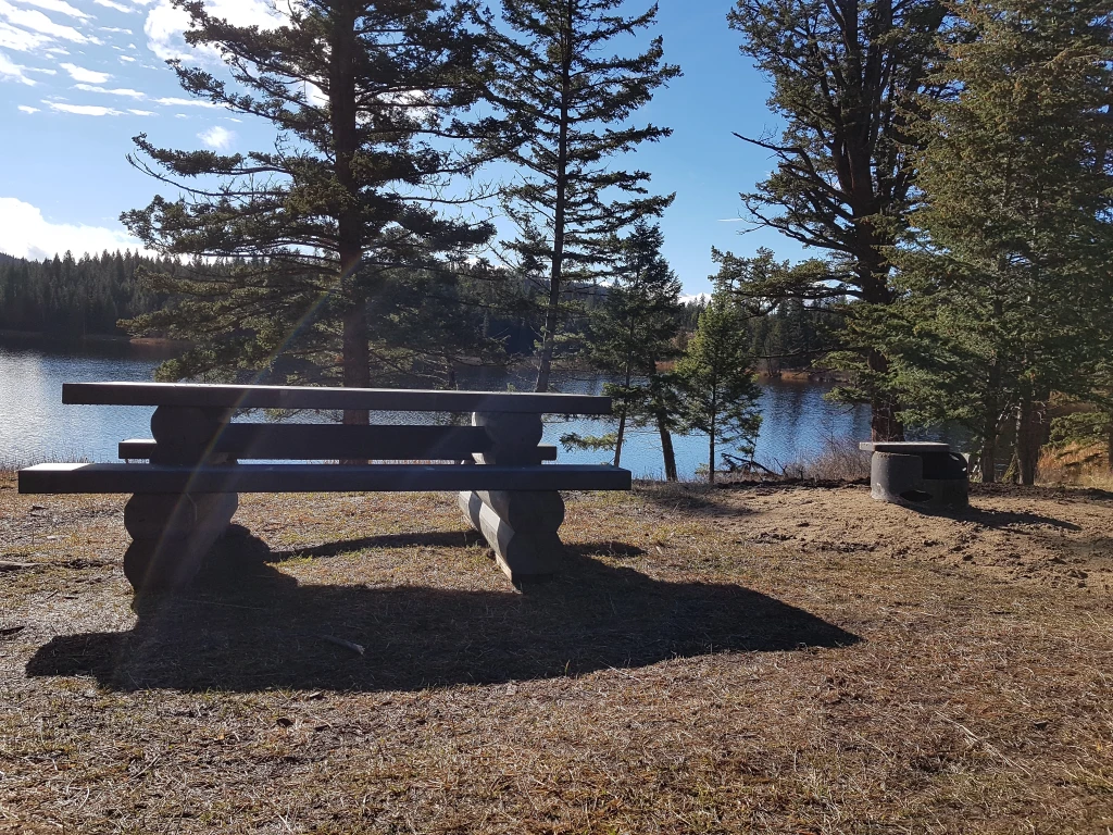 Photo: Recreation Sites and Trails BC. © Province of British Columbia, licensed under the Open Government Licence – British Columbia. Beautiful Lake