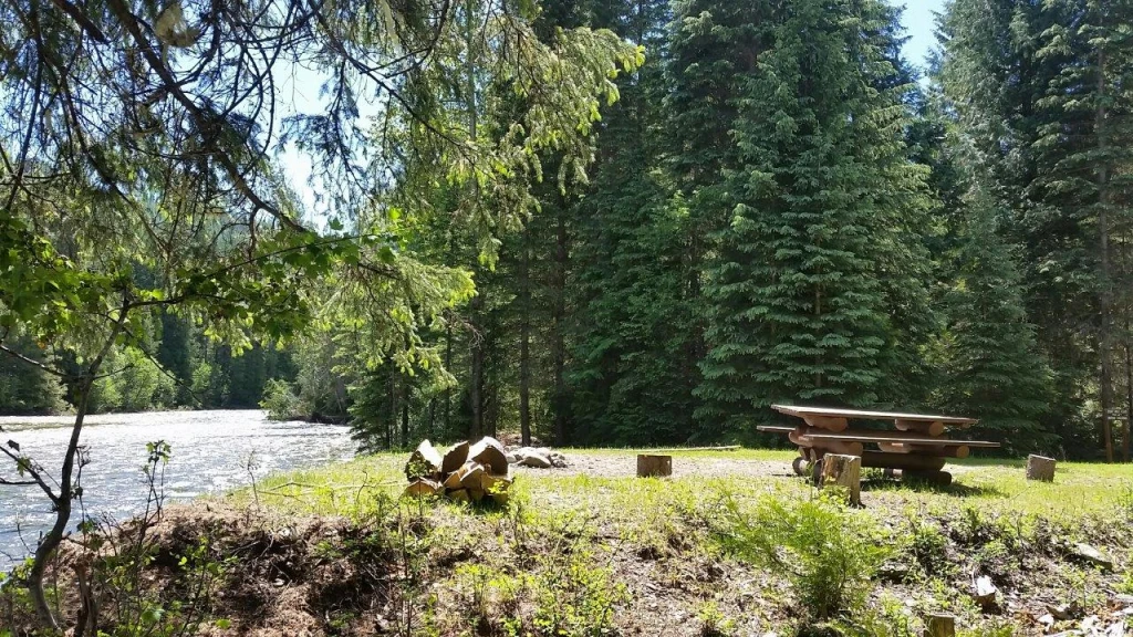 Photo: Recreation Sites and Trails BC. © Province of British Columbia, licensed under the Open Government Licence – British Columbia. Eight Mile Flats, photo 2