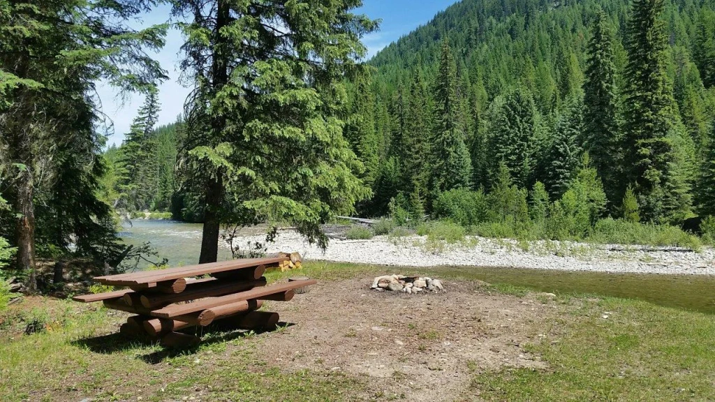 Photo: Recreation Sites and Trails BC. © Province of British Columbia, licensed under the Open Government Licence – British Columbia. Eight Mile Flats