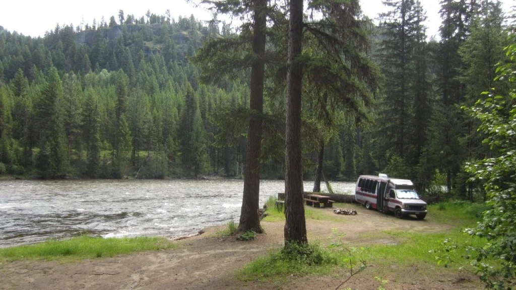 Photo: Recreation Sites and Trails BC. © Province of British Columbia, licensed under the Open Government Licence – British Columbia. Canyon Flats