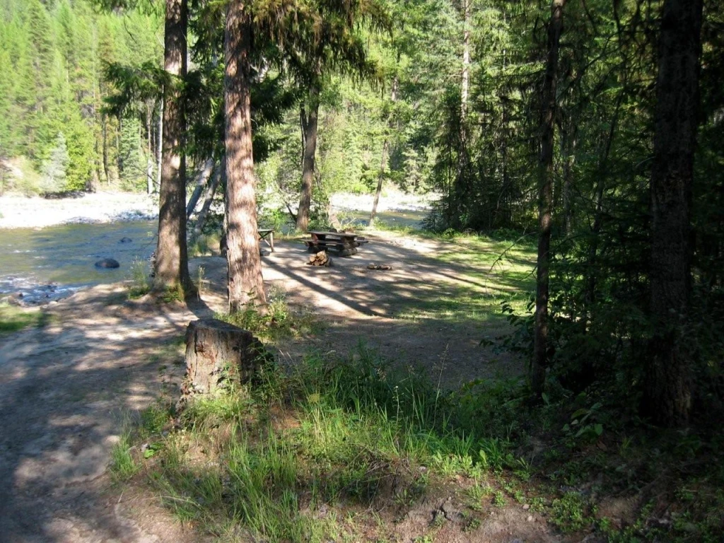 Photo: Recreation Sites and Trails BC. © Province of British Columbia, licensed under the Open Government Licence – British Columbia. Canyon Flats, photo 6