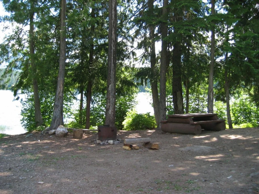 Photo: Recreation Sites and Trails BC. © Province of British Columbia, licensed under the Open Government Licence – British Columbia. Catherine Lake, photo 7