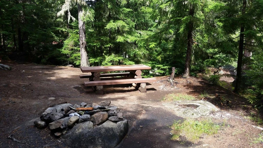 Photo: Recreation Sites and Trails BC. © Province of British Columbia, licensed under the Open Government Licence – British Columbia. Grizzly Creek, photo 3