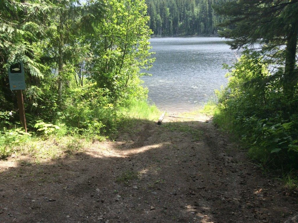 Photo: Recreation Sites and Trails BC. © Province of British Columbia, licensed under the Open Government Licence – British Columbia. Christmas Lake, photo 2