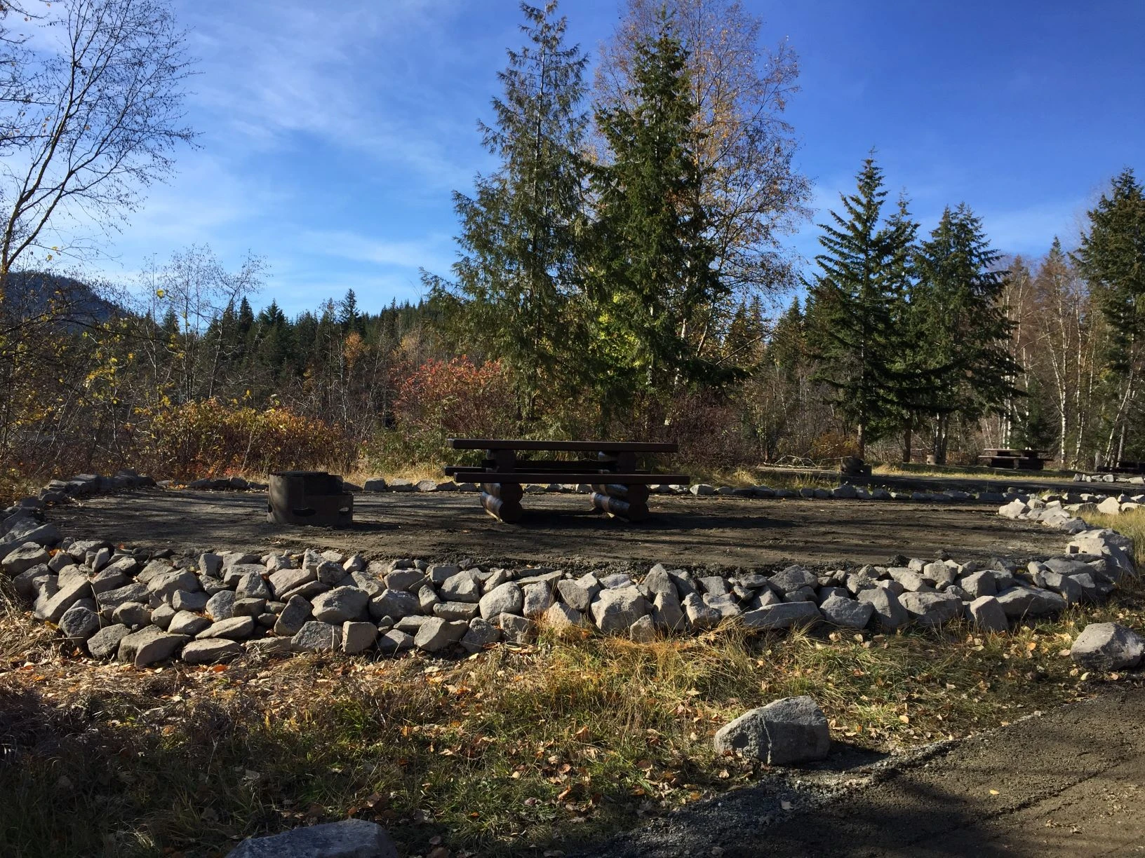 Photo: Recreation Sites and Trails BC. © Province of British Columbia, licensed under the Open Government Licence – British Columbia. Howard Lake, photo 2