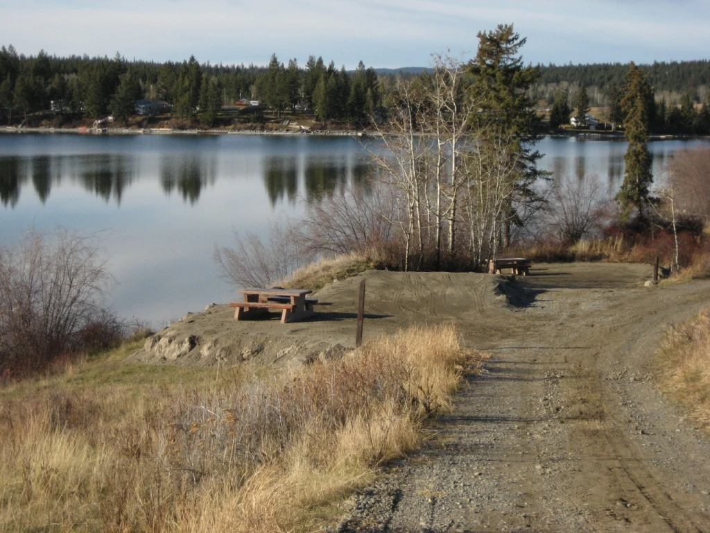 Photo: Recreation Sites and Trails BC. © Province of British Columbia, licensed under the Open Government Licence – British Columbia. Chimney Lake North, photo 2