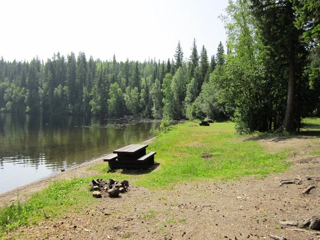 Photo: Recreation Sites and Trails BC. © Province of British Columbia, licensed under the Open Government Licence – British Columbia. Elbow Lake, photo 2