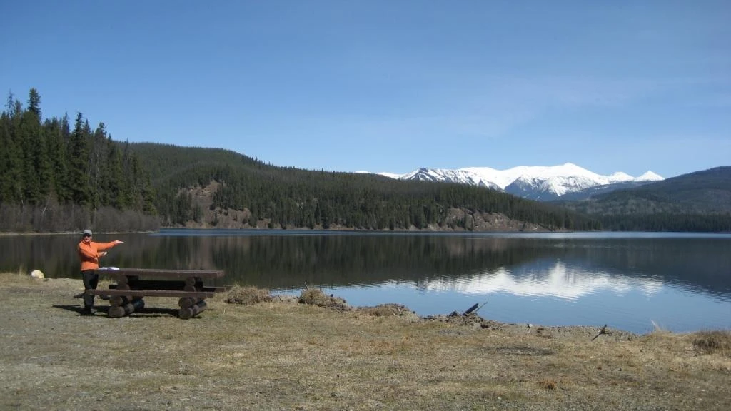 Photo: Recreation Sites and Trails BC. © Province of British Columbia, licensed under the Open Government Licence – British Columbia. Elbow Lake, photo 5