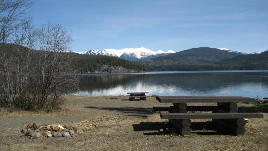 Photo: Recreation Sites and Trails BC. © Province of British Columbia, licensed under the Open Government Licence – British Columbia. Elbow Lake, photo 4