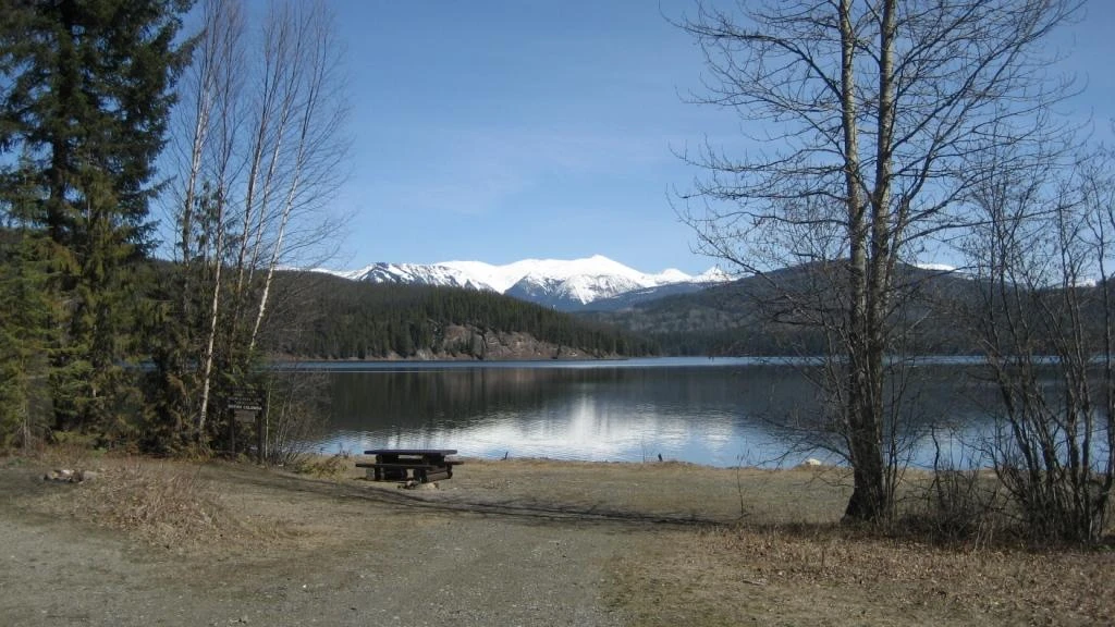 Photo: Recreation Sites and Trails BC. © Province of British Columbia, licensed under the Open Government Licence – British Columbia. Elbow Lake, photo 3