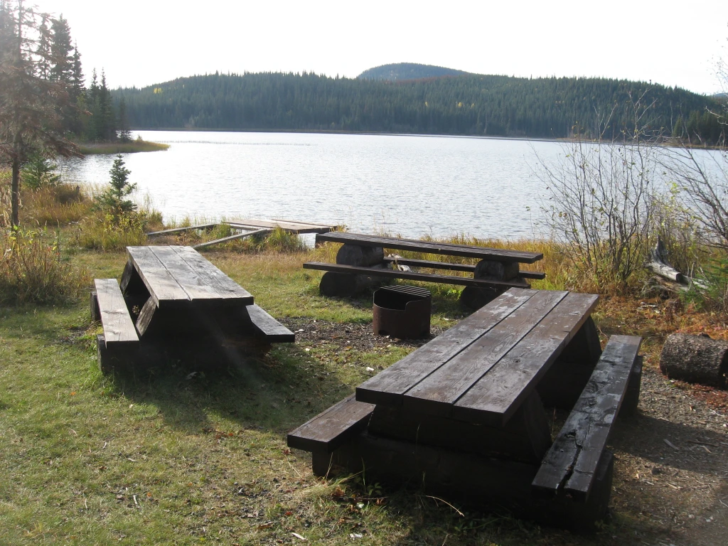Photo: Recreation Sites and Trails BC. © Province of British Columbia, licensed under the Open Government Licence – British Columbia. Silverthorne Lake, photo 2