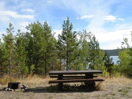 Photo: Recreation Sites and Trails BC. © Province of British Columbia, licensed under the Open Government Licence – British Columbia. PUNTZI LAKE / Bendziny