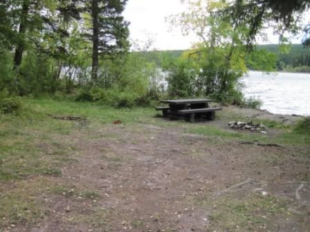 Photo: Recreation Sites and Trails BC. © Province of British Columbia, licensed under the Open Government Licence – British Columbia. Howes Lake, photo 2
