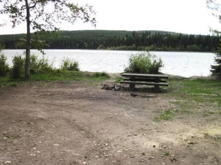 Photo: Recreation Sites and Trails BC. © Province of British Columbia, licensed under the Open Government Licence – British Columbia. Howes Lake