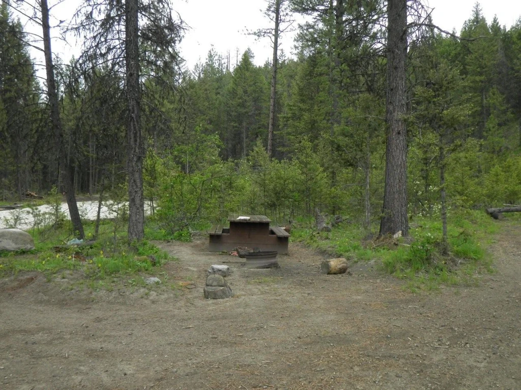 Photo: Recreation Sites and Trails BC. © Province of British Columbia, licensed under the Open Government Licence – British Columbia. Bear Creek, photo 4