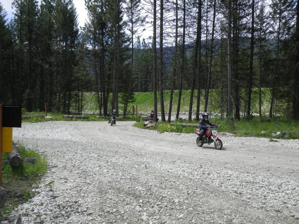 Photo: Recreation Sites and Trails BC. © Province of British Columbia, licensed under the Open Government Licence – British Columbia. Bear Creek, photo 22
