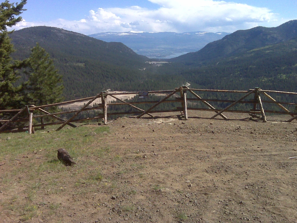 Photo: Recreation Sites and Trails BC. © Province of British Columbia, licensed under the Open Government Licence – British Columbia. Bear Creek, photo 1