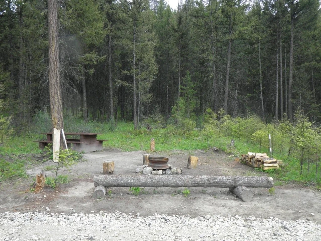 Photo: Recreation Sites and Trails BC. © Province of British Columbia, licensed under the Open Government Licence – British Columbia. Bear Creek, photo 6