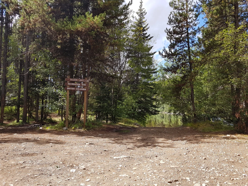 Photo: Recreation Sites and Trails BC. © Province of British Columbia, licensed under the Open Government Licence – British Columbia. Aileen Lake