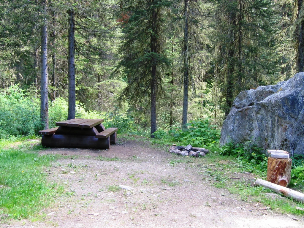 Photo: Recreation Sites and Trails BC. © Province of British Columbia, licensed under the Open Government Licence – British Columbia. Silvertip Falls, photo 6